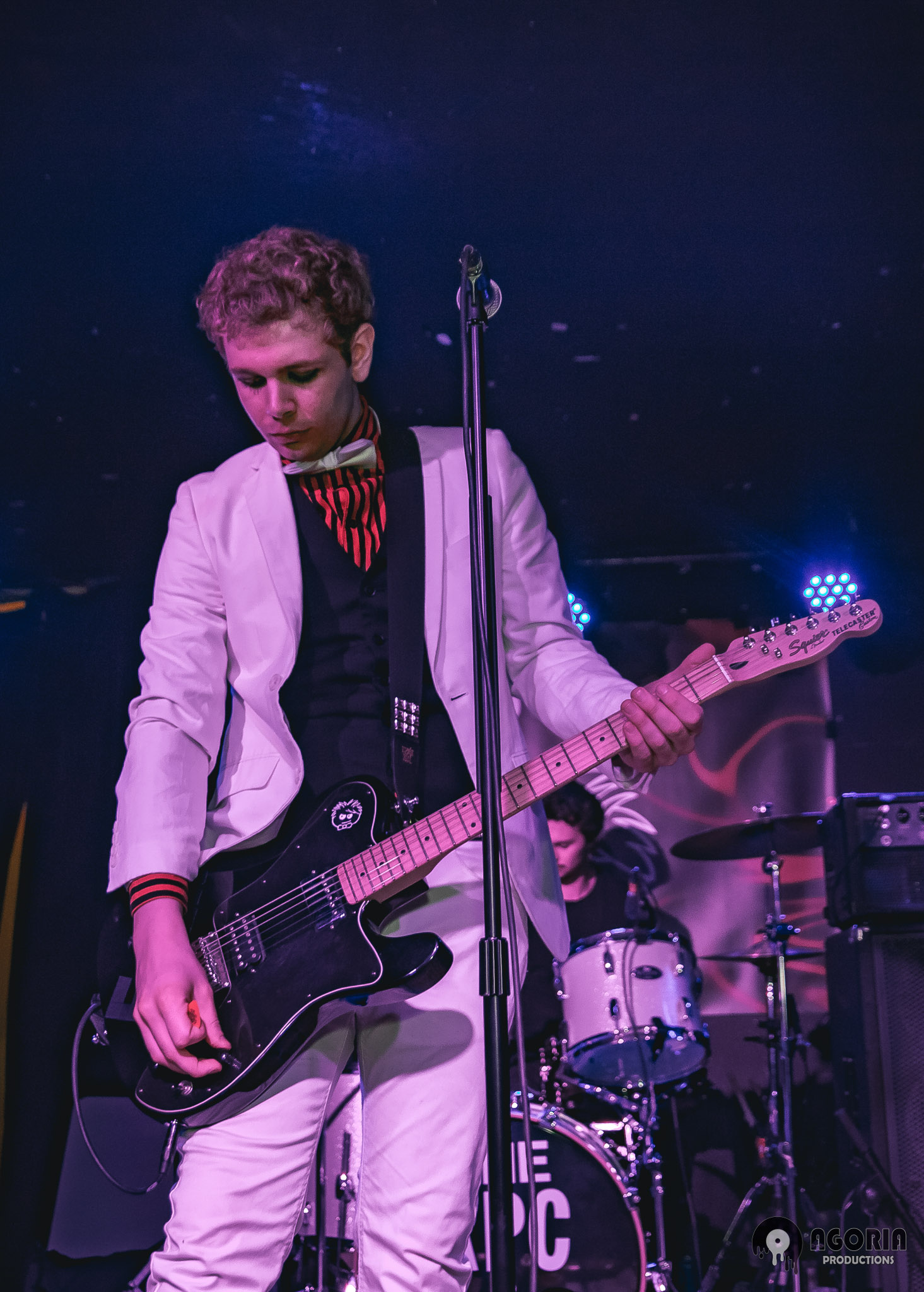 Fluffio playing live adjusting guitar